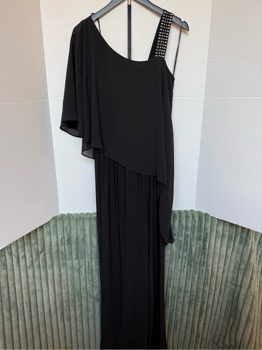 Elegant Black One-Shoulder Evening Dress with Studded Strap